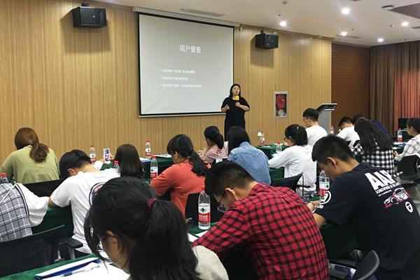 海南鹰派咨询管理公司ceo刘英杰来到三亚市互联网双创中心,以《数据